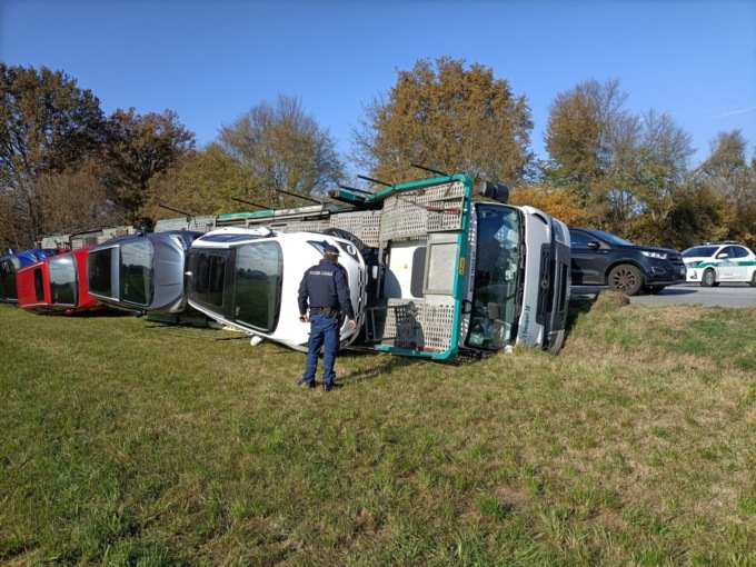 Bisarca si ribalta sulla Sp143. Danni alle autovetture trasportate