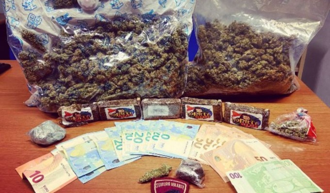 Nascondeva in casa 2 chili di droga: arrestato un 30enne nel quartiere Aurora