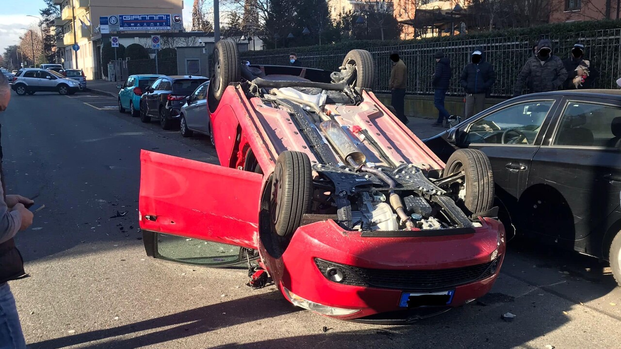 Frena di colpo e si ribalta donna ferita in modo lieve in via
