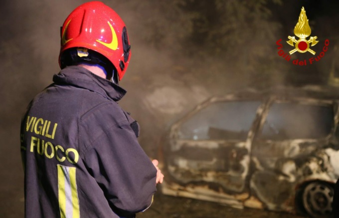 Incendio a Condove: le foto dell’auto in fiamme
