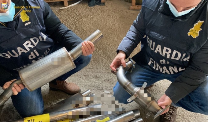 Pezzi di ricambio per auto da corsa falsi, sequestri per oltre 2 milioni di euro