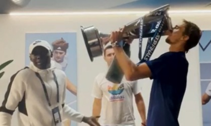 Khaby e Zverev festeggiano la vittoria alle ATP Finals bevendo dalla coppa