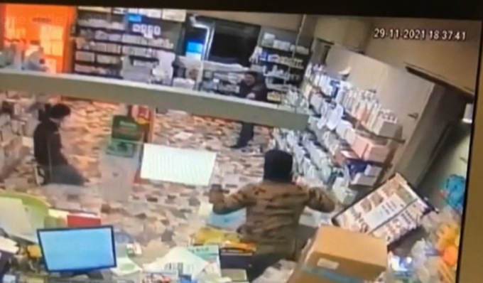 Carabiniere fuori servizio accoltellato durante rapina in farmacia, costituiti i malviventi: hanno 16 e 18 anni