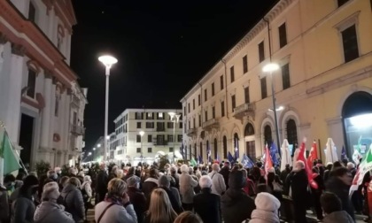 No Green Pass, comunità Ebraica in piazza a Novara: “Non strumentalizzate la Shoah”
