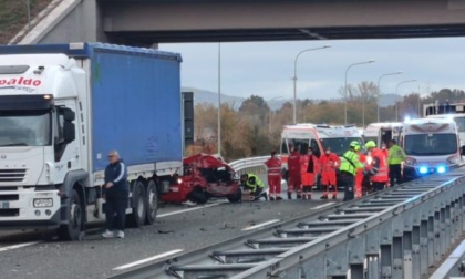 Le foto dello scontro fra un'auto e un camion sulla A5: gravissima una donna