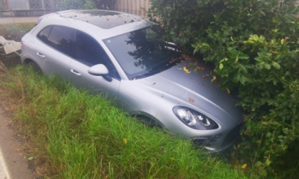 Esce di strada con la Porsche e finisce in un fossato dopo aver sfondato il guard rail