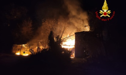 Incendio in un fabbricato rurale, intervengono i Vigili del Fuoco