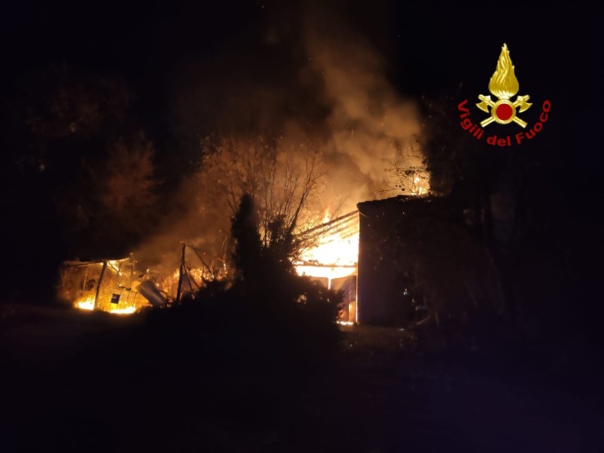Incendio in un fabbricato rurale, intervengono i Vigili del Fuoco