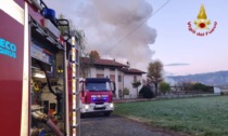 Incendio deposito a Ciriè, le fiamme attaccano una catasta di legna e il tetto