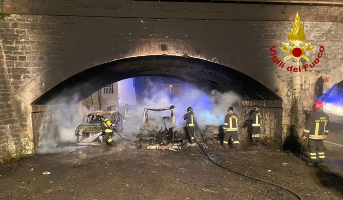Due vetture e un camper a fuoco nella notte sotto il ponte della ferrovia
