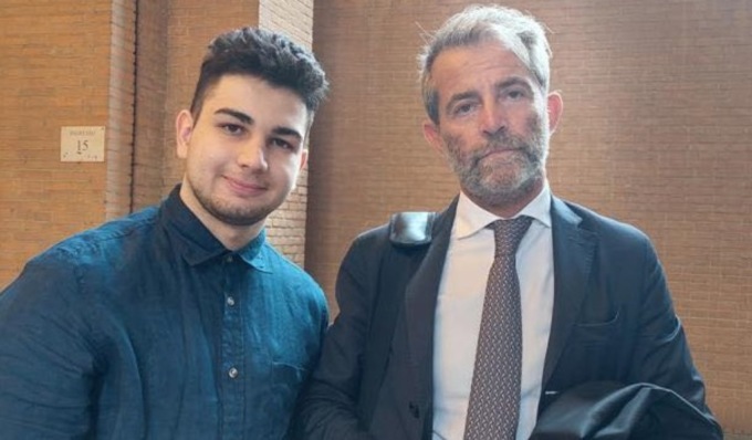 Uccise il padre a coltellate per difendere la madre: Alex Pompa è stato assolto