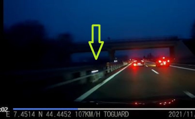 Il video del folle contromano in tangenziale su una bici