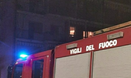 Incendio in un garage a Nichelino: distrutte tre auto