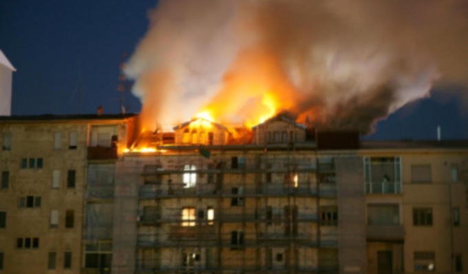Terribile incendio: venti famiglie evacuate costrette fuori casa