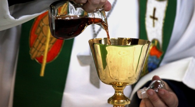 Rubano il vino in chiesa, incastrati dal parroco e arrestati dalla Polizia