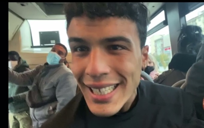 Aggredisce un anziano sul bus e sfotte una commessa cinese, poi si vanta su YouTube