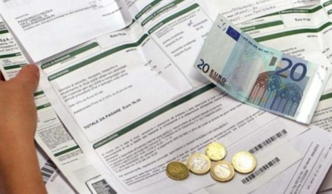 Riceve 7 bollette dell’energia elettrica da appartamenti in provincia di Torino, ma lei abita nel Mantovano