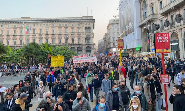 I commercianti torinesi contro i cortei No Vax e No Green Pass: “Adesso basta”
