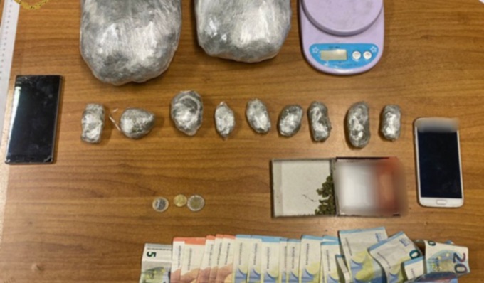 Spacciatore tradito dal forte odore di marijuana: in casa diversi etti di droga