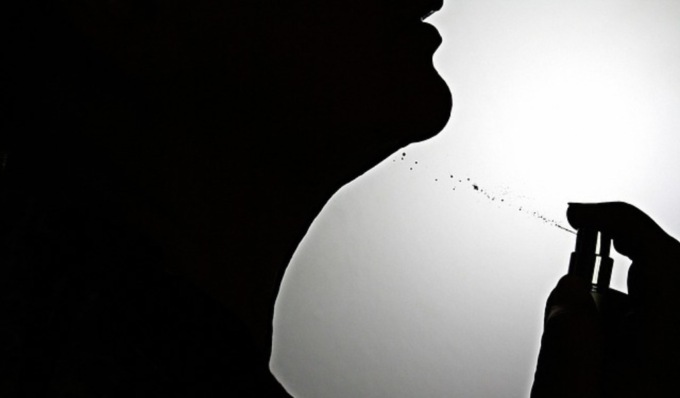 Manda un messaggio alla madre per dirle che vuole farla finita, poi ingerisce del profumo