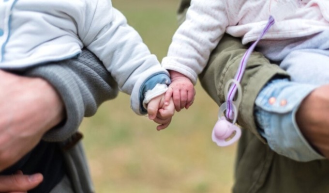 Bambini in affido maltrattati: notificato divieto di avvicinamento per una coppia