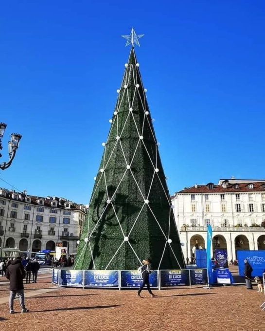 Albero di Natale: quest’anno in piazza Vittorio è arrivato “zerbino”