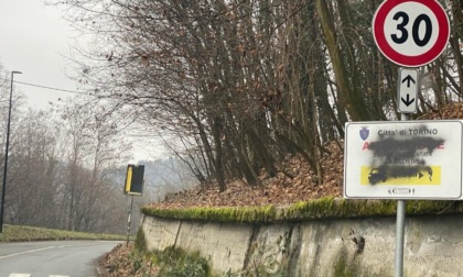 Cartello per salvaguardare i ciclisti imbrattato a Torino: “La stupidità non ha mai fine”