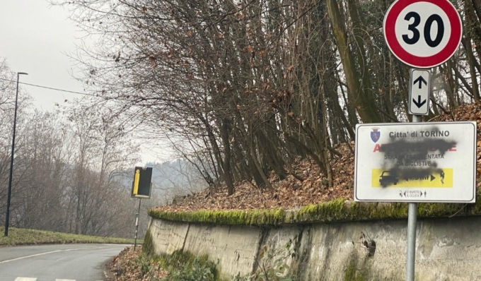 Cartello per salvaguardare i ciclisti imbrattato a Torino: “La stupidità non ha mai fine”