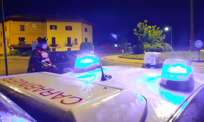 Anziano vaga con aria smarrita nel cuore della notte, automobilisti lanciano l’allarme