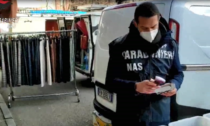 Maxi blitz dei Nas al mercato: oltre 600 profumi "tarocchi" sequestrati, cinque indagati