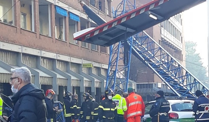 Tragedia in strada a Torino: cade una gru e muoiono tre operai