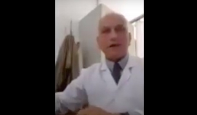 Medico negazionista (indagato) diventa vaccinatore: “Non gli vengano consegnate le dosi”
