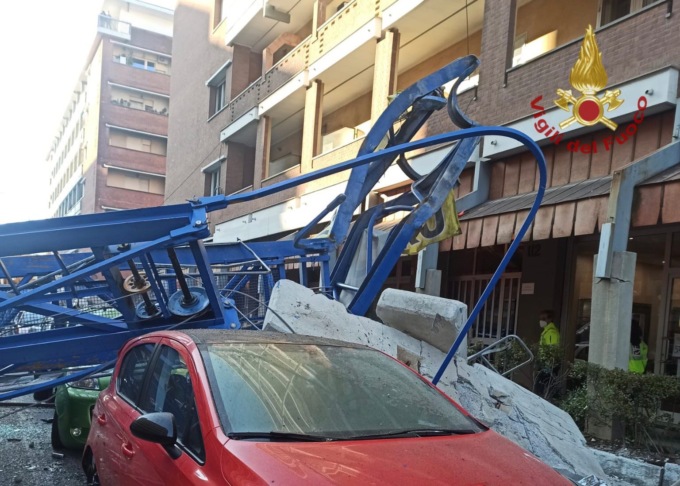 Crollo gru: il primo sopralluogo evidenzia un cedimento del terreno. Oggi il giorno del lutto