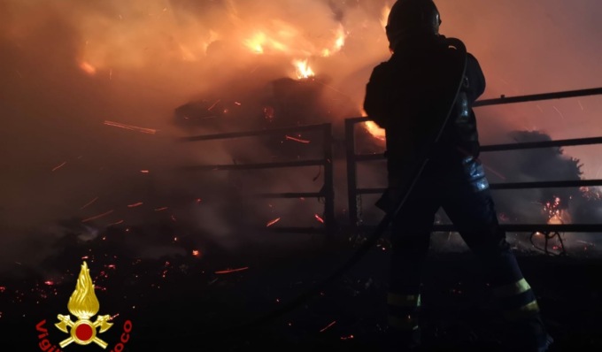 Le foto delle 50 rotoballe di fieno in fiamme: messe in salvo 50 mucche