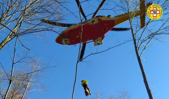 Boscaiolo si infortuna, recuperato con l’elisoccorso e trasportato in ospedale