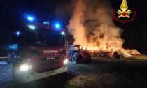 Le foto delle 200 rotoballe di fieno in fiamme a Caselette