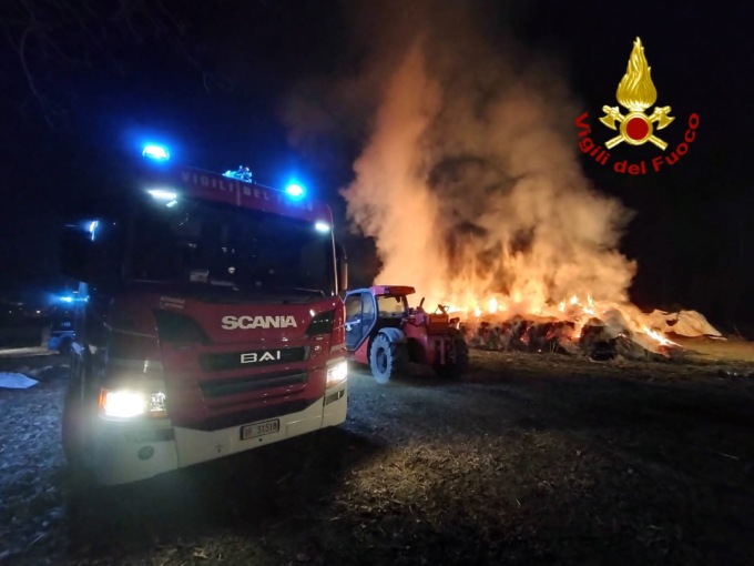 Le foto delle 200 rotoballe di fieno in fiamme a Caselette