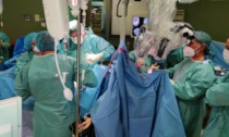 Donna incinta in pericolo di vita: parto cesareo durante intervento neurochirurgico in urgenza salva mamma e bimba