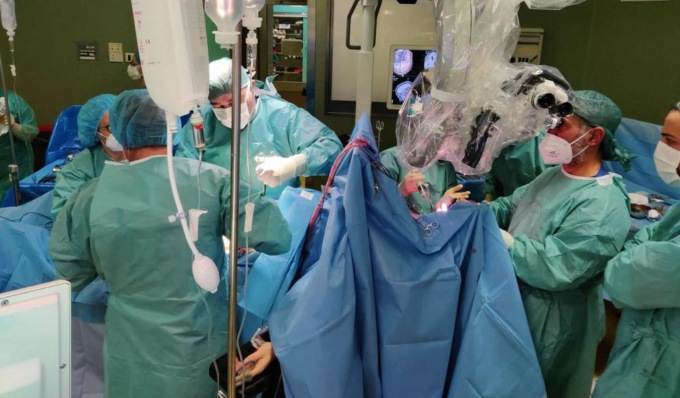 Donna incinta in pericolo di vita: parto cesareo durante intervento neurochirurgico in urgenza salva mamma e bimba