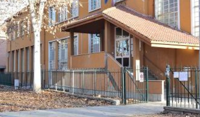 Crolla pezzo di controsoffitto della mensa della scuola, ferita addetta alla ristorazione