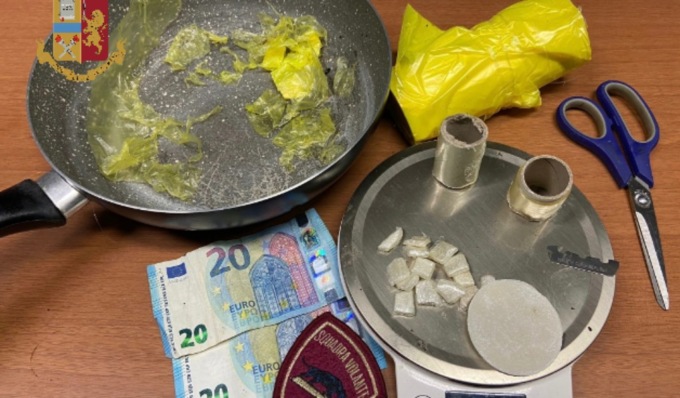 Vanno ad arrestare un cittadino e scoprono un’attività di spaccio: 2 arresti