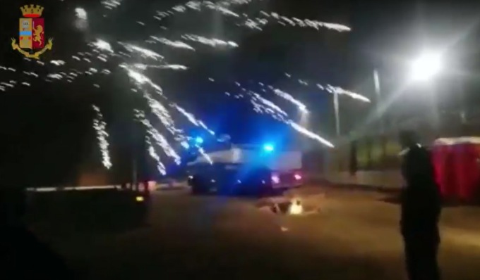 Attacchi No Tav in Val di Susa, lanci di pietre e bombe carta: carabiniere ferito