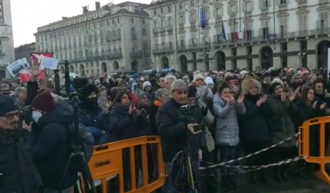 “No Green Pass” a Torino, (solo) in 2mila alla manifestazione: 100 senza mascherina multati