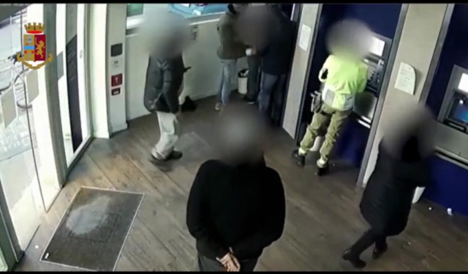 Rubano borsa ad anziana, beccati mentre si recano a prelevare al Bancomat