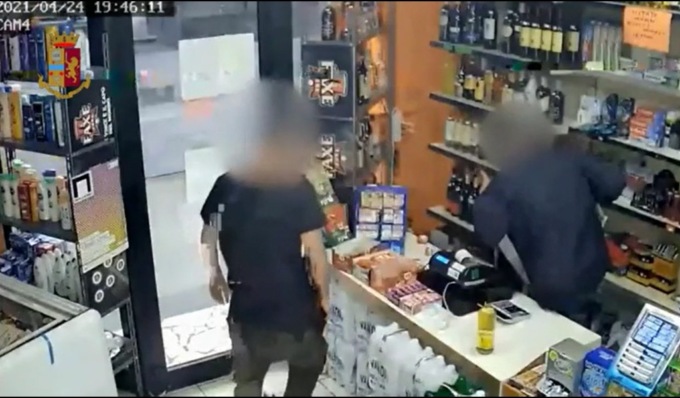 Rapina un minimarket armato di coltello, 18enne tradito da una “storia” sui social