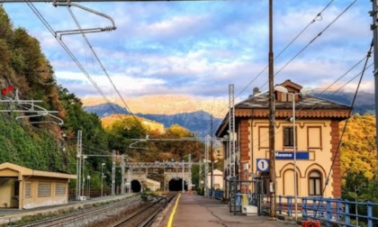 Transenna sui binari: attivisti No Green Pass bloccato un treno in Val di Susa
