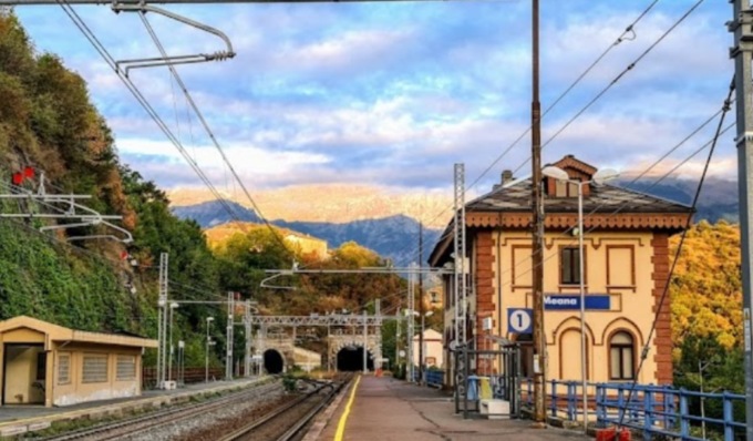 Transenna sui binari: attivisti No Green Pass bloccato un treno in Val di Susa