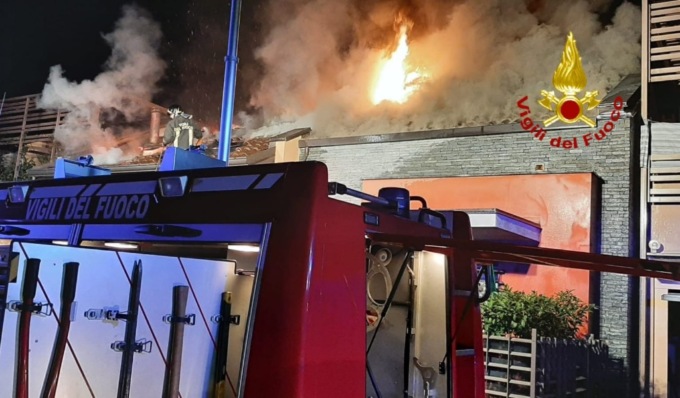 Incendio in villetta, le fiamme coinvolgono il tetto