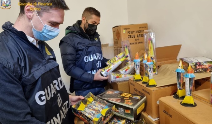 Sequestrate 6 tonnellate di fuochi d’artificio illecitamente stoccate (pure nel parcheggio sotterraneo di un supermercato)