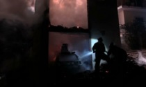 Incendio in garage, i Vigili del Fuoco utilizzano l'acqua di una piscina per spegnere le fiamme